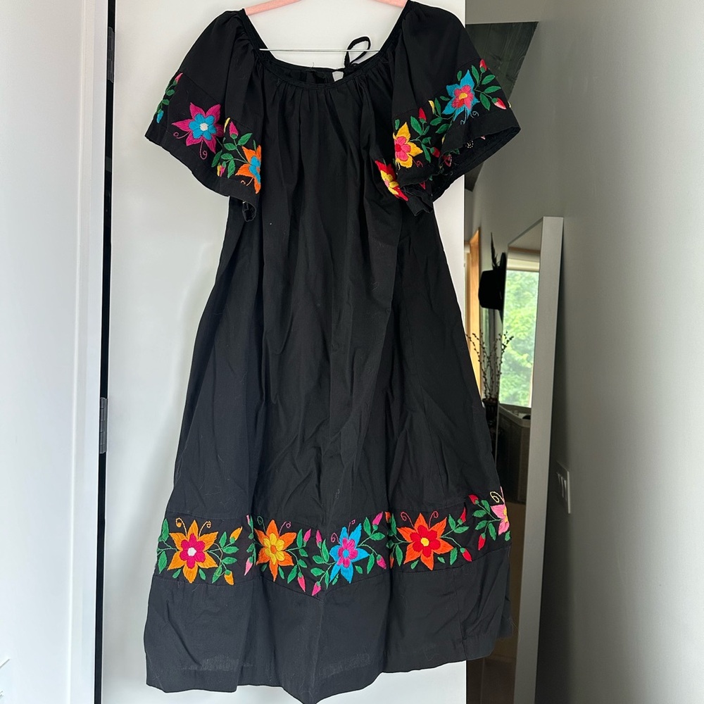 Authentic Mexican Embroidered Dress Small to Medium Vintage